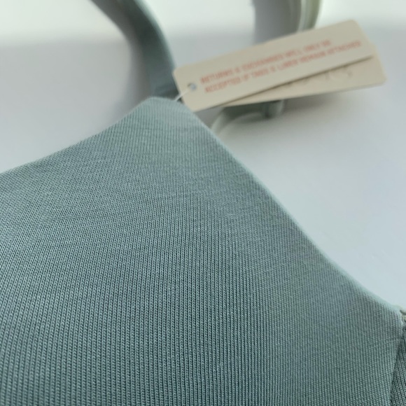 Sold NWT SKIMS by Kim Kardashian 32C - Picture 2 of 4